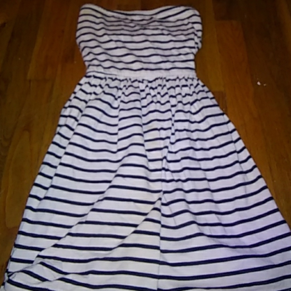 Cute strapless dress.